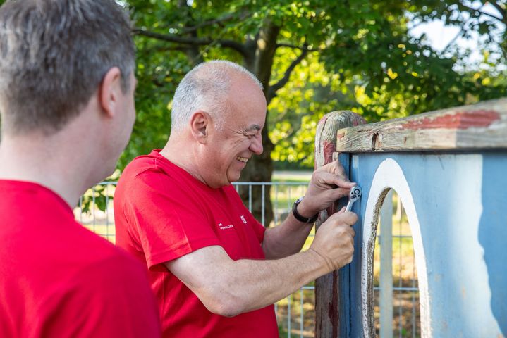 Peter Kössler (r.) took an athletic approach and, together with a small team, renovated a football goal wall for the Ingolstadt Montessori school.