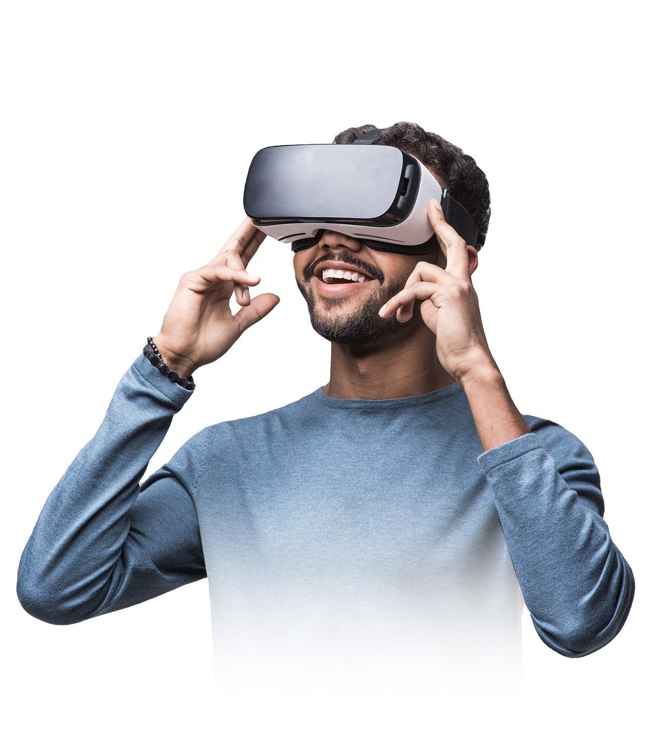 Ein Mann lächelt verblüfft und trägt ein VR-Headset