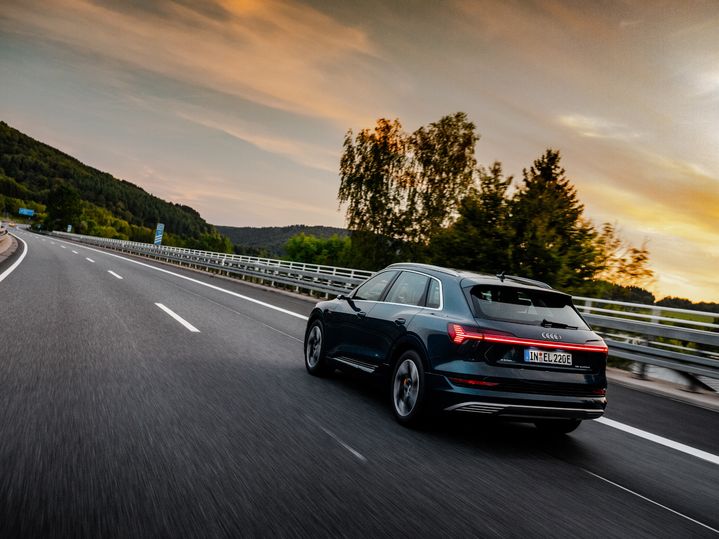 While sunset is oncoming the three Audi e-tron has still several hours until arrival. The goal of all participants: ten countries within 24 hours.