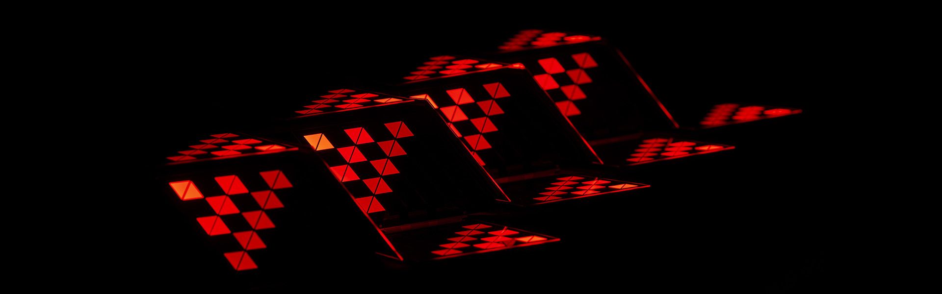 Rotes Design vor schwarzem Hintergrund