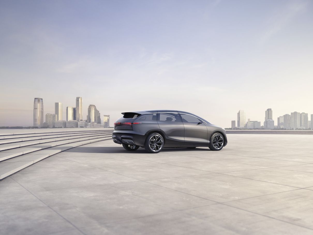 Seitenansicht des Audi urbansphere concept vor futuristischer Kulisse