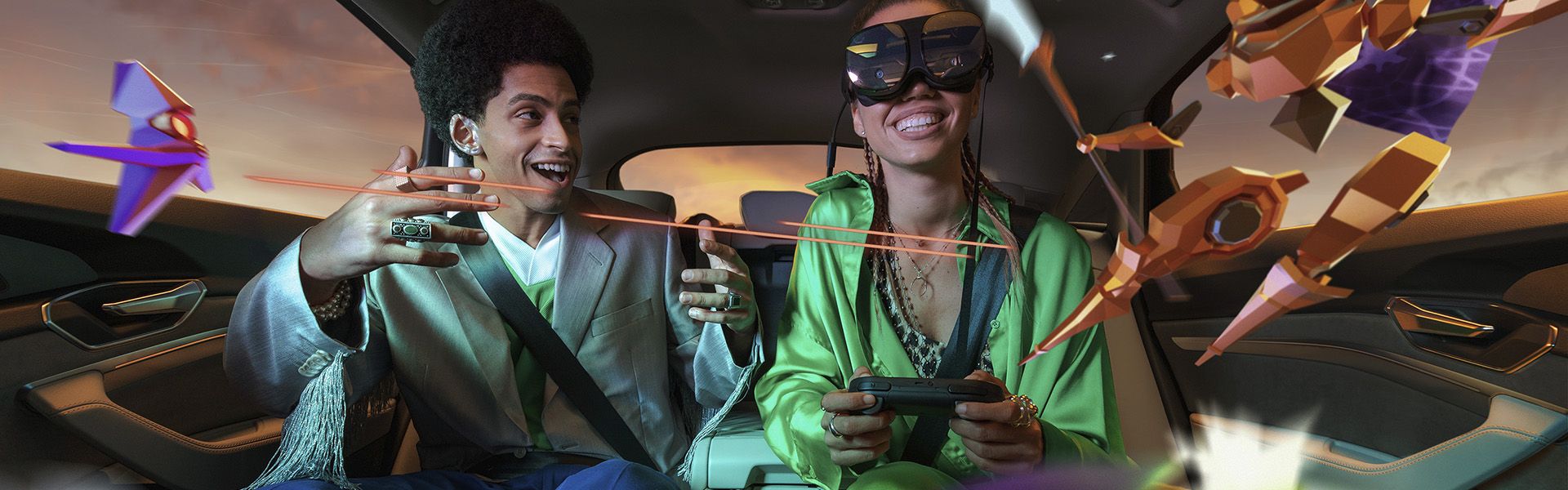 Zwei Personen sitzen im Auto und  probieren Virtual Reality aus