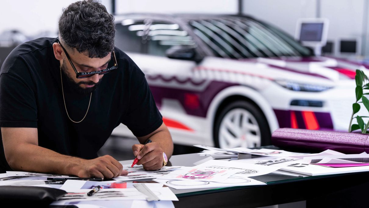 Designer Marco dos Santos beim Layout der Klebefolien 