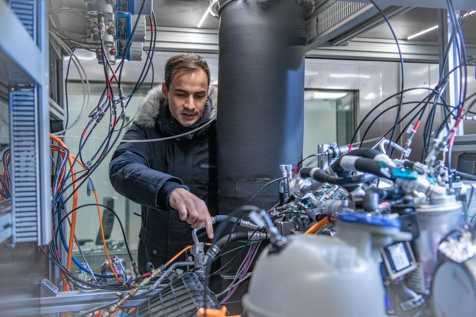 Christoph Kröner performs a check of the thermal management system
