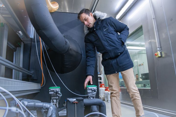Christoph Kröner beim Testen des Wärmetauschers