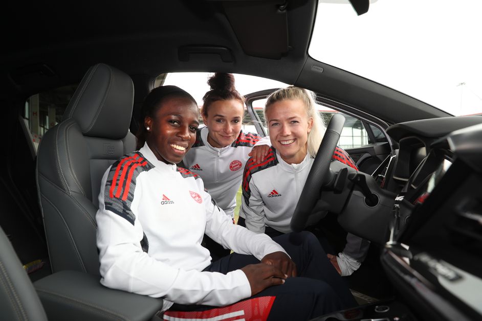 Female FC Bayern professionals in an Audi
