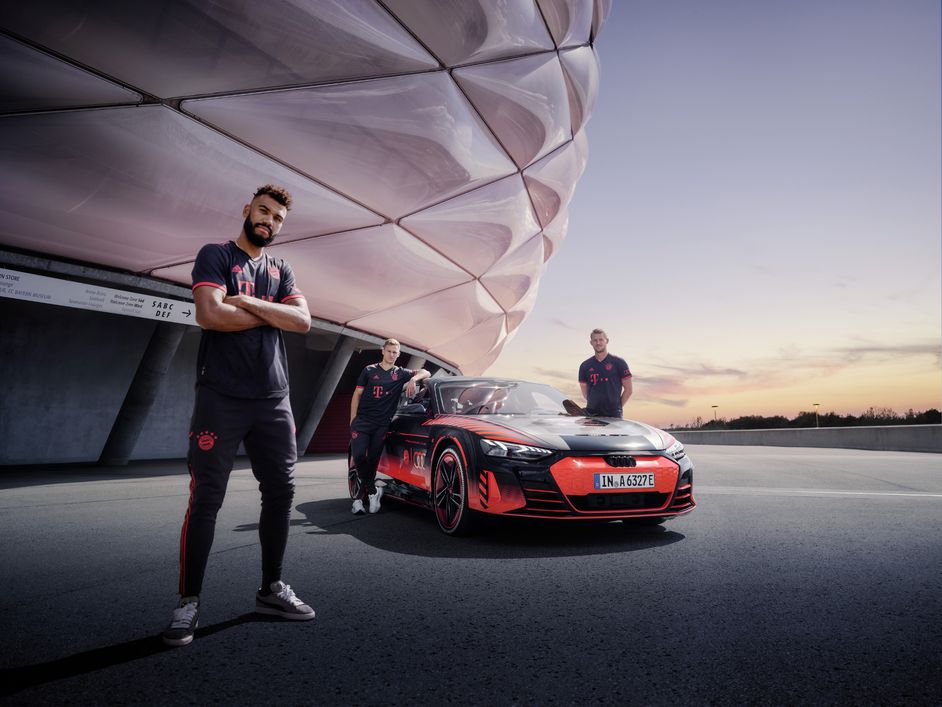 FC Bayern players stand around the Audi RS e-tron GT FC Bayern concept