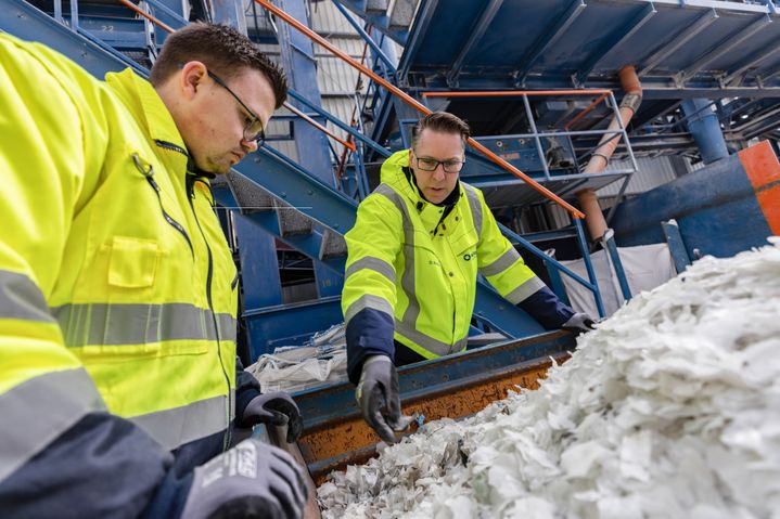 Foreign materials such as PVB layers are collected for further recycling. Pictured: Dean Steinberg (deputy plant manager, left) and Daniel Rottwinkel (plant manager, right).