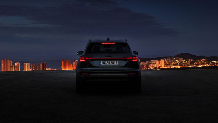 In der Lichttechnologie setzen die Vier Ringe mit dem Audi Q6 e-tron einmal mehr einen Meilenstein und stärken damit die Audi DNA: Erstmals ist eine aktive digitale Lichtsignatur an Bord.