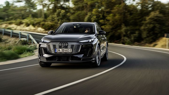 230 km/h top speed: with a power output of up to 380 kW, the Audi SQ6 e-tron accelerates from 0 to 100 km/h in 4.3 seconds.