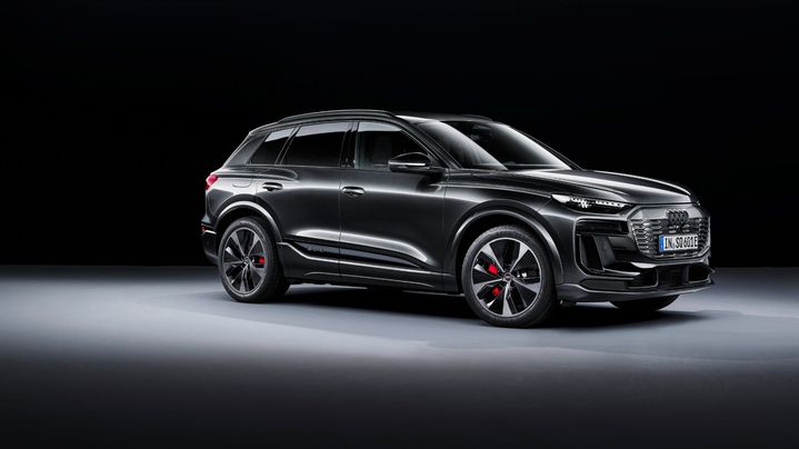 With perfect proportions thanks to the Premium Platform Electric (PPE): as electric SUVs, the Audi Q6 e-tron quattro and SQ6 e-tron embody the evolved e-tron-specific design language.