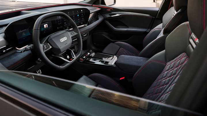Kund_innen erleben im Audi Q6 e-tron mit der Elektronikarchitektur E³ 1.2 die Digitalisierung im Fahrzeug unmittelbarer als je zuvor – vom Antrieb und den Assistenzsystemen über das Infotainment und die Komfortsysteme bis zu den Sicherheitssystemen und der Backend-Vernetzung.