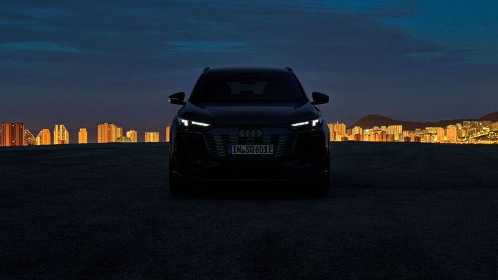 The active digital light signature gives the headlights and rear lights a lifelike appearance through movement. At the front end, the active digital light signature is created with 12 segments that dim up or down.