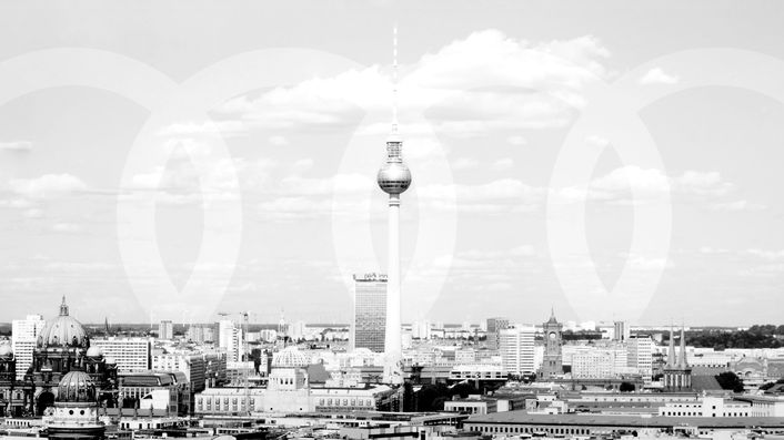 Schwarz-weißes Bild der Berliner Skyline mit weißem Audi Logo 
