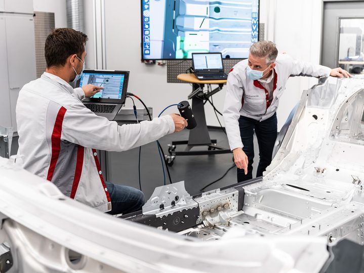 Zwei Audi Mitarbeiter arbeiten am Audi A8 L Horch