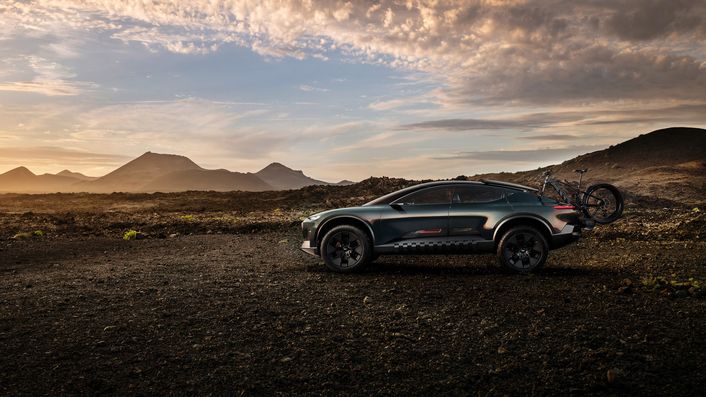 Audi RS Q e-tron E2 racing through desert