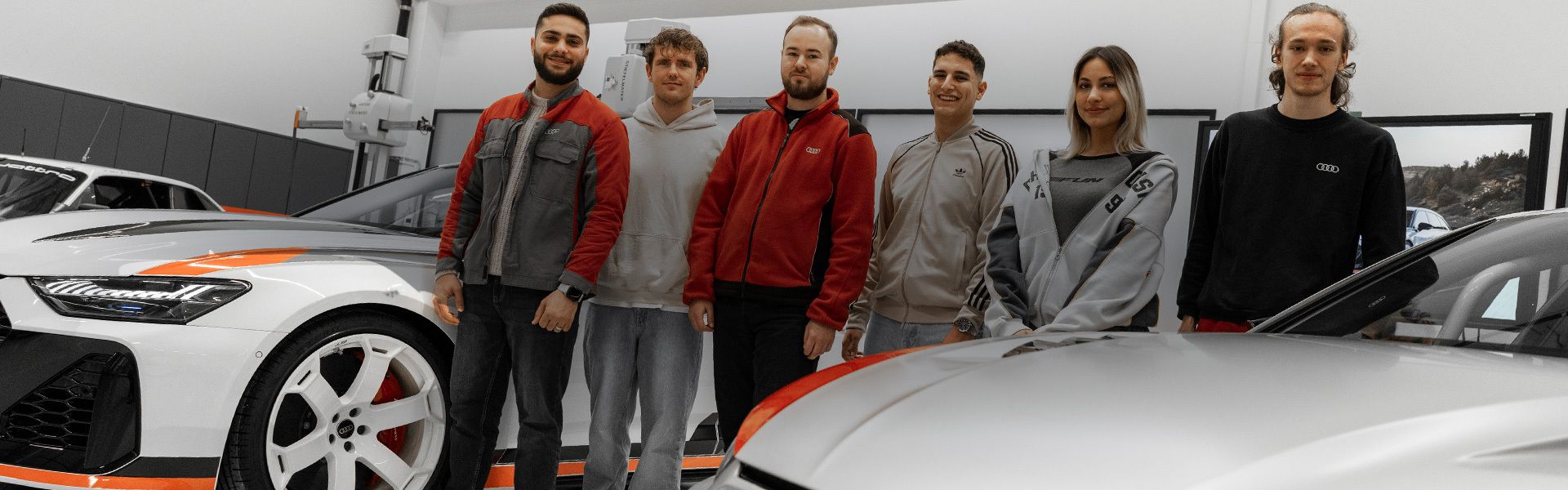 Sechs ehemalige Auszubildende bei der ersten Vorstellung des RS 6 Avant GT
