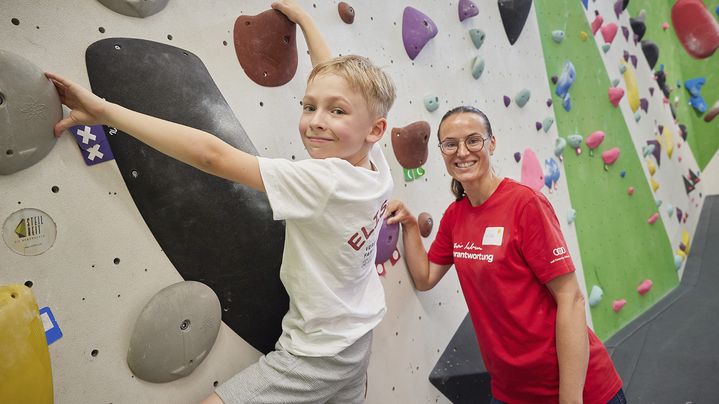 Richtig viel Spaß hatten die Kinder beim Klettern mit den Freiwilligen beim Audi Social Day für das Projekt „Klettern mit Geschwistern von schwerkranken Kindern“ für den Verein ELISA, DAV-Kletterhalle, Ingolstadt.
