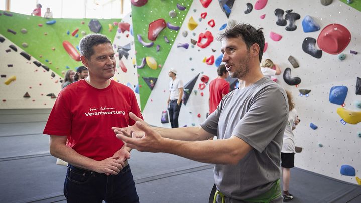 On June 24, 2023, Audi employees volunteered for various social organizations. Pictured: "Climbing with siblings of severely ill children" project for the ELISA association, DAV climbing gym, Ingolstadt. Audi brand ambassador Felix Neureuther and Chief Human Resources Officer Xavier Ros also got involved. 