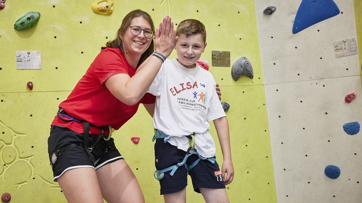 On June 24, 2023, Audi employees volunteered for various social organizations. Pictured: "Climbing with siblings of severely ill children" project for the ELISA association, DAV climbing gym, Ingolstadt. Audi brand ambassador Felix Neureuther also got involved.
