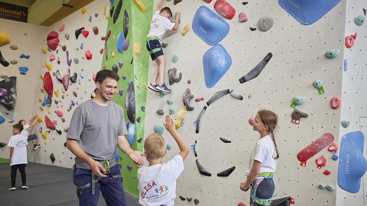 On June 24, 2023, Audi employees volunteered for various social organizations. Pictured: "Climbing with siblings of severely ill children" project for the ELISA association, DAV climbing gym, Ingolstadt. Audi brand ambassador Felix Neureuther also got involved.