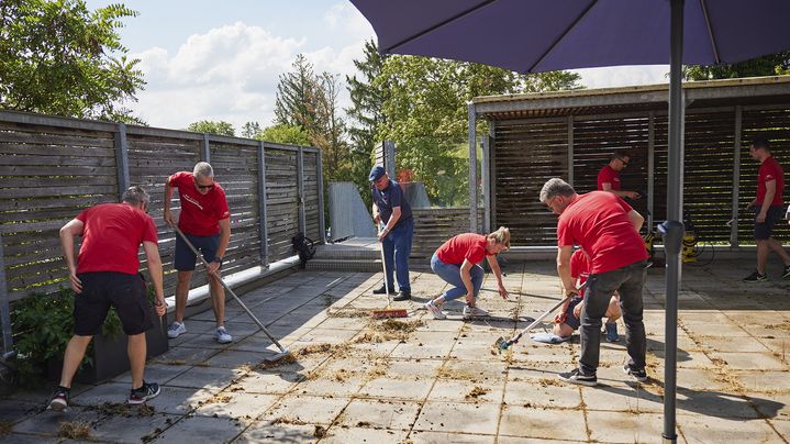 Gemeinsam Gutes bewirken: Audianer_innen setzten beim Audi Social Day die Dachterrasse der Lebenshilfe in Ingolstadt instand.