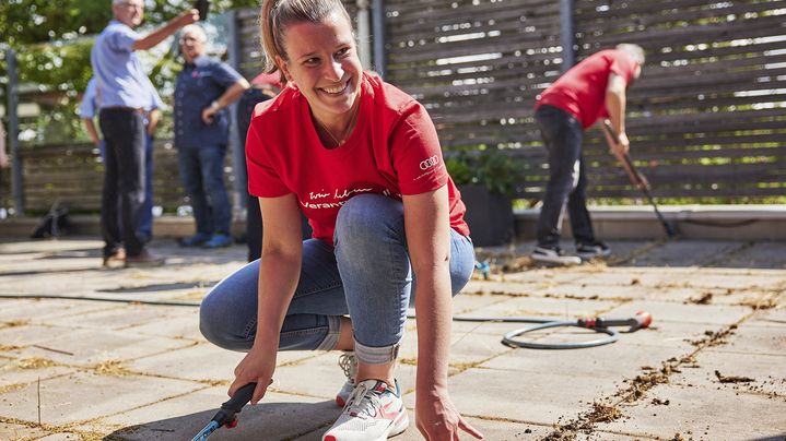 Doing good together: On Audi Social Day, Audi employees repaired the roof terrace of Lebenshilfe in Ingolstadt.