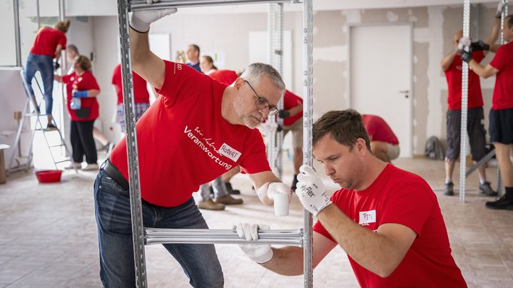 Beim Aufbau des Spendengüterverteilzentrums haben rund 50 Mitarbeitende im Rahmen des Audi Social Days Einsatz gezeigt.