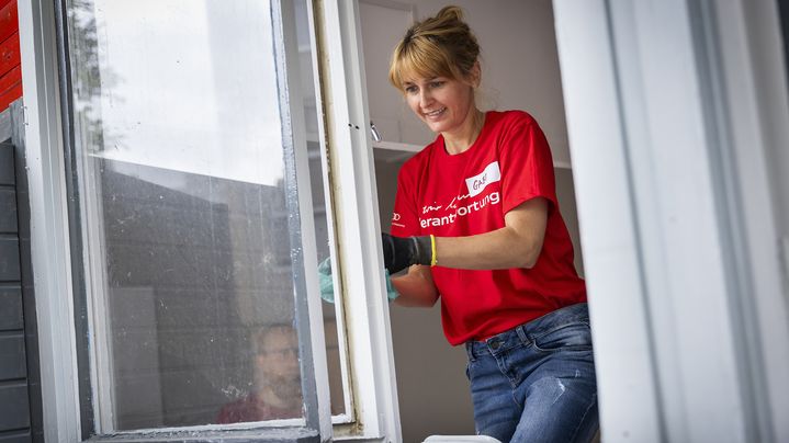 On June 24, 2023, Audi employees worked for various social organizations. In Győr, they gave the distribution center for charitable donations a new coat of paint, assembled and painted shelves, tidied up, and took care of planting in the surrounding area.