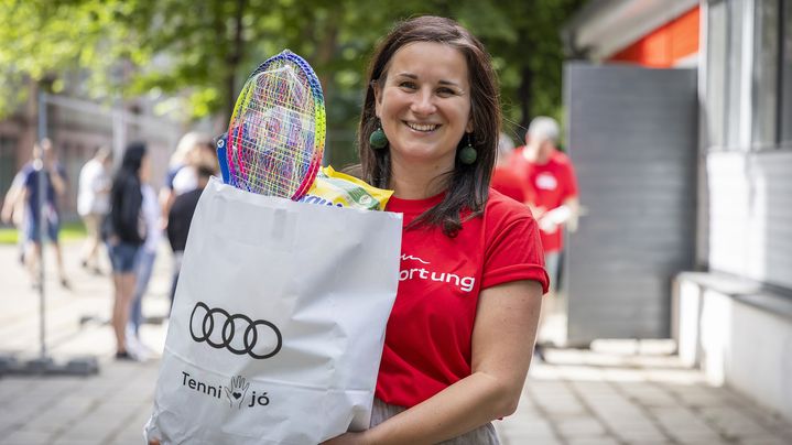 Jeder packt mit an: Beim Audi Social Day am 24. Juni 2023 haben die Audianer_innen das Spendengüterverteilzentrum in Győr hergerichtet.