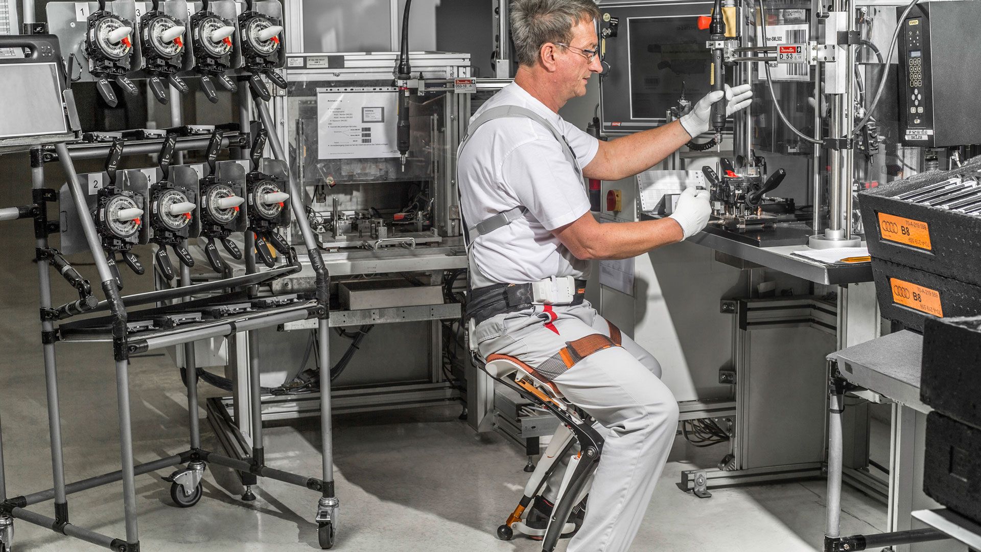 Chairless Chair: Der Chairless Chair erleichtert viele Tätigkeiten in der Montage. Diese Hightech-Konstruktion aus Carbon ermöglicht den Audi-Mitarbeitern das Sitzen ganz ohne Stuhl. Zugleich sorgt sie für eine verbesserte Körperhaltung und reduziert die Beinbelastung.