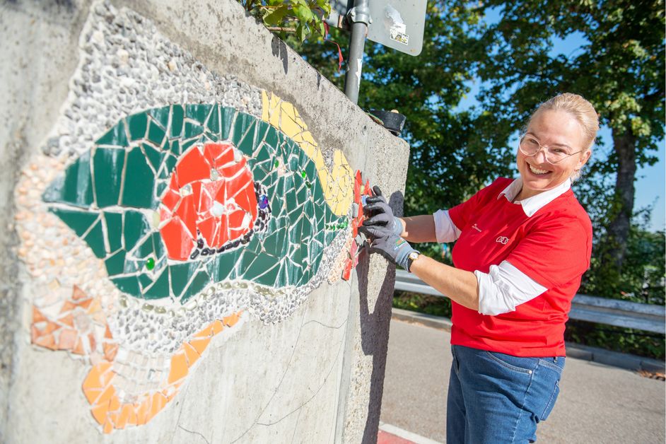 At the nursery “Schatzkisterl” in Pörnbach, a team of Audi employees together with Sabine Maaßen, Member of the Board of Management for Human Resources, created a mosaic wall.