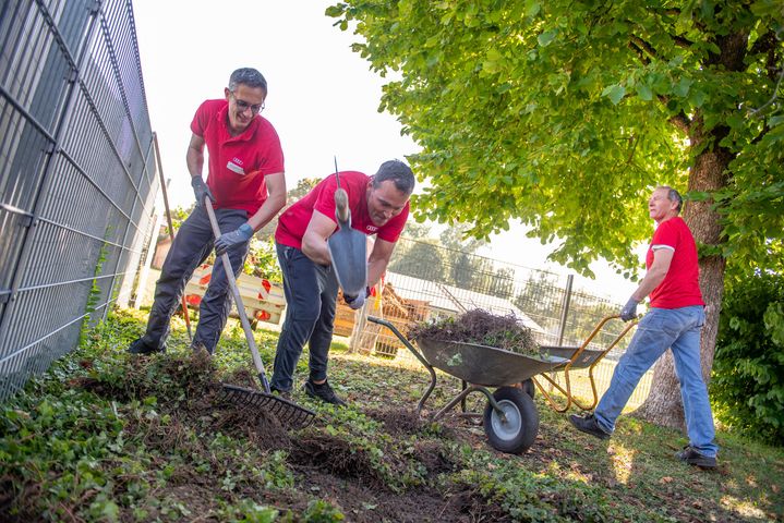 A team of Audi employees did garden work at the St. Anna daycare center in Buxheim. 