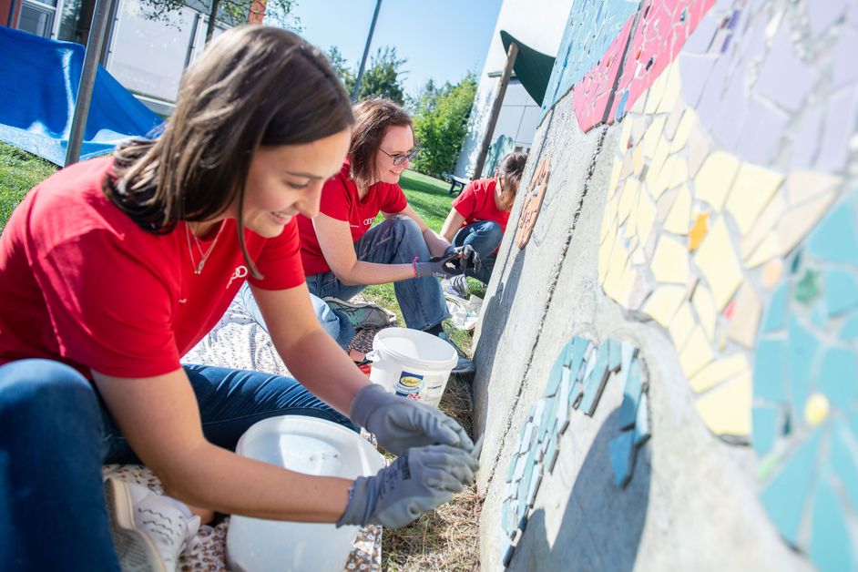 At the nursery “Schatzkisterl” in Pörnbach, a team of Audi employees created a mosaic wall.