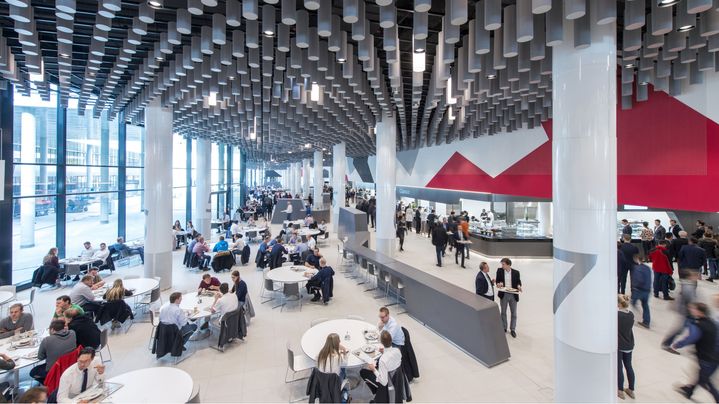 Our Ingolstadt site: the ultra-modern staff canteen seats 1,500 Audi employees. Here they can enjoy a wide range of meals and ‘refuel’ for their ‘Vorsprung’ activities.