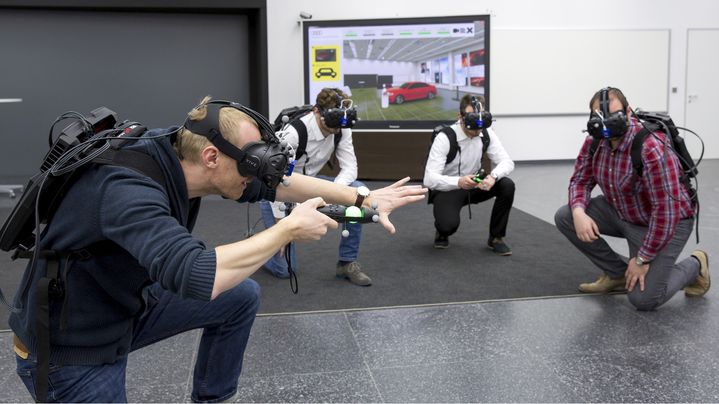 Das Virtual Reality Holodeck erlaubt schnelle Produktentwicklung. Hier beispielsweise, um das Design eines neuen Automodells zu beurteilen.