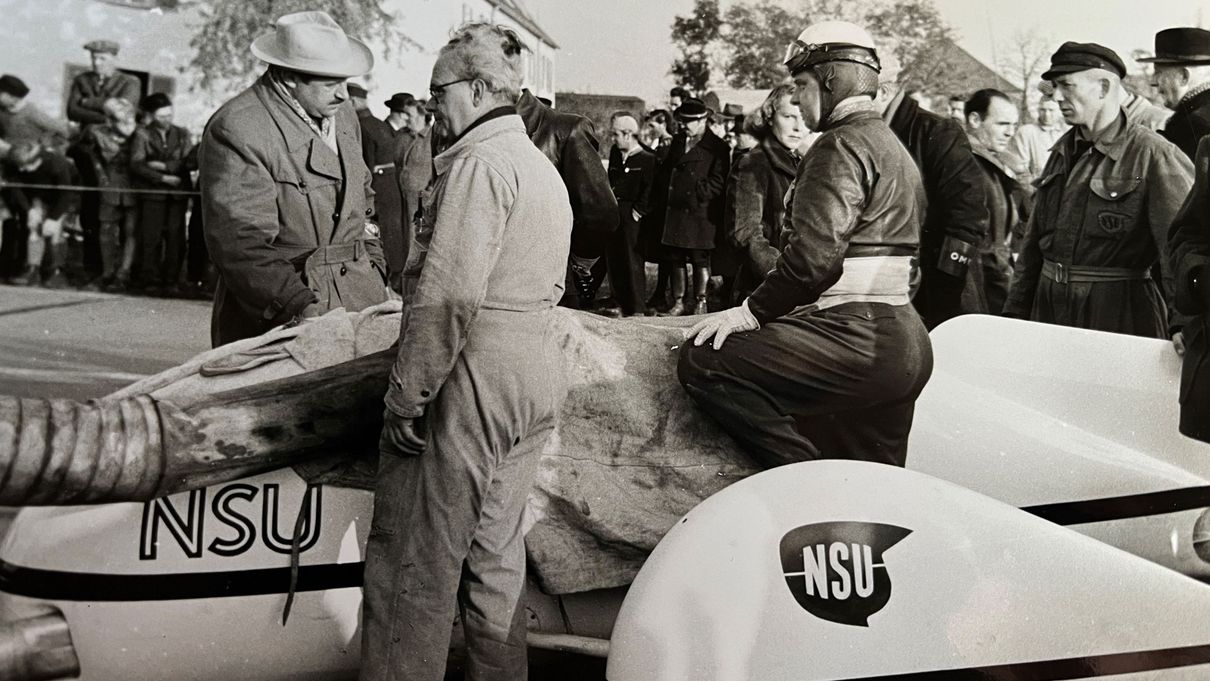 The great-grandfather Richard Emerich (middle) turned his passion into a profession and experienced NSU’s successes firsthand as a mechanic in motorsport.