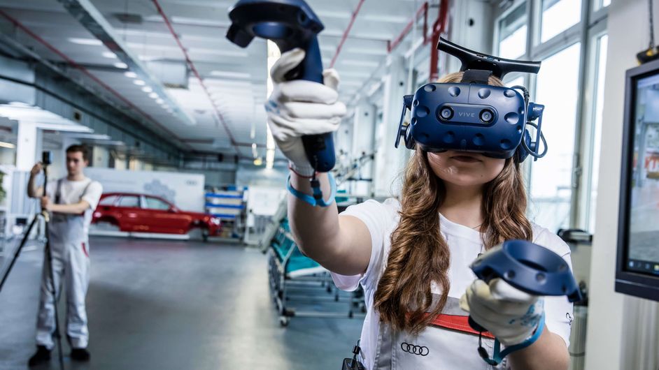 Auszubildende im VR-Training bei Audi