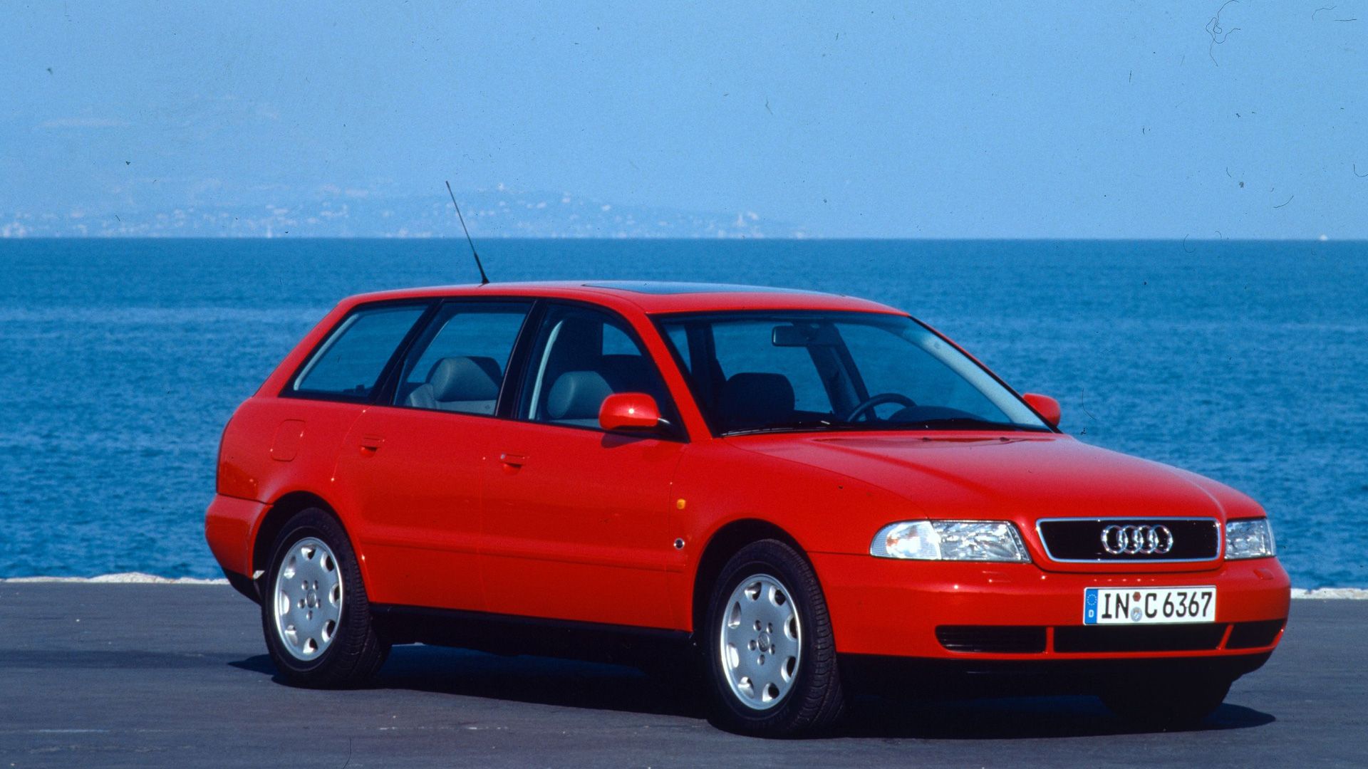 Audi A4 Avant (rot, V6 2.6) - Front-Seitenansicht (rechts) 1995