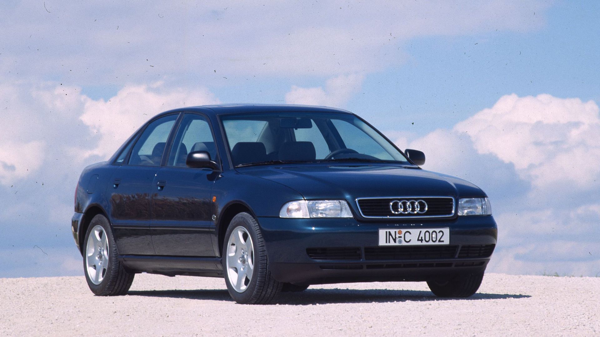 Audi A4 1.8 (blau) - Front-Seitenansicht (rechts) 1994