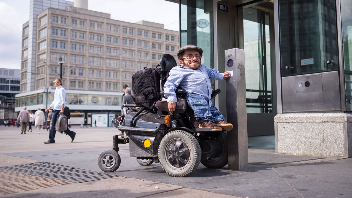 Raúl Krauthausen in seinem Rollstuhl vor einem U-Bahn-Fahrstuhl