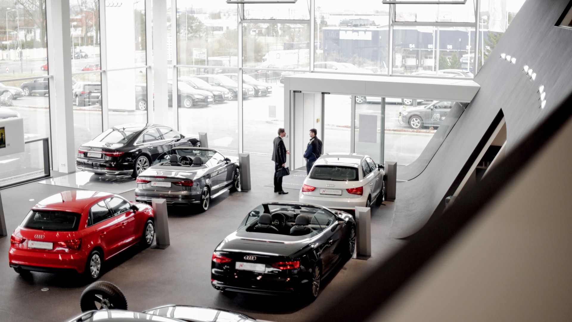  Das 2016 neu eröffnete Autohaus bietet die aktuelle Audi Modellpalette zum Probe-sitzen. 