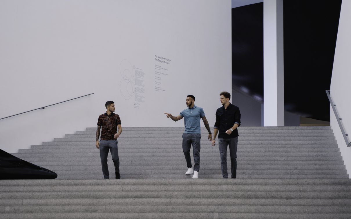 Leon Goretzka, Corentin Tolisso und Lucas Hernández in der Neuen Sammlung der Pinakothek der Moderne.