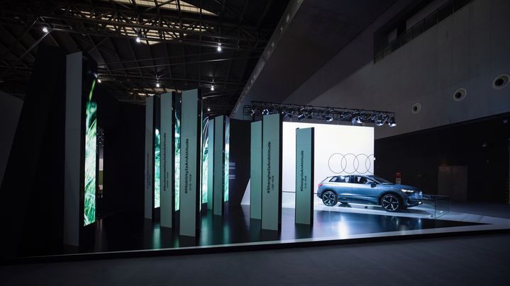 Audi auf der Design Shanghai: Auf dem Messestand können die Besucher den Audi Q4 e-tron concept bewundern.