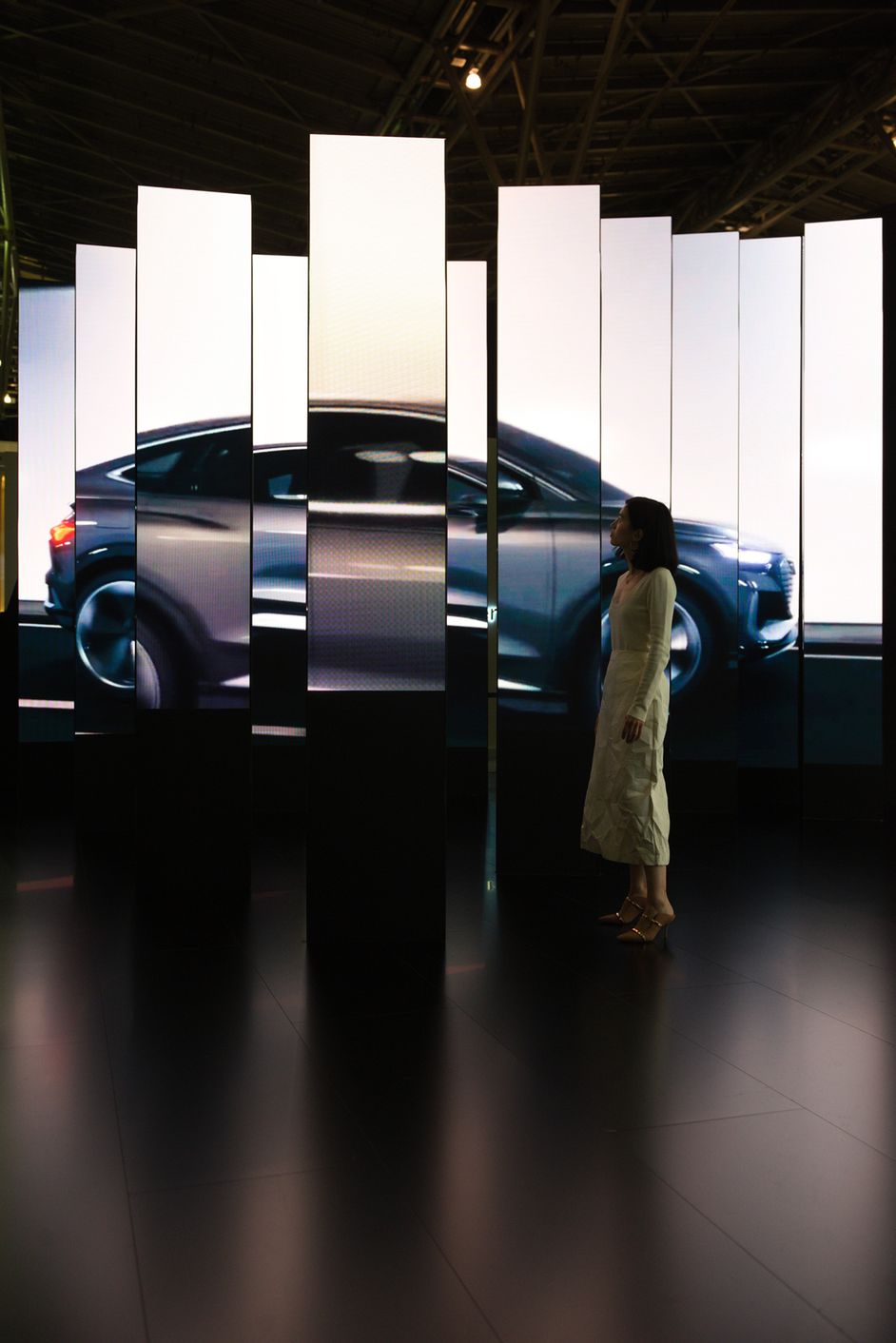 Der Audi Q4 e-tron concept als Design-Puzzle: Wenn der Besucher richtig steht, ergeben die verschiedenen Bildschirme das zukunftsweisende Konzeptauto.