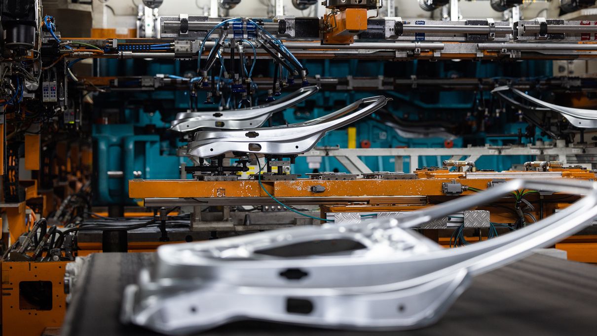 Im Presswerk bei Audi in Ingolstadt überprüft eine KI die Pressteile auf mögliche Risse.