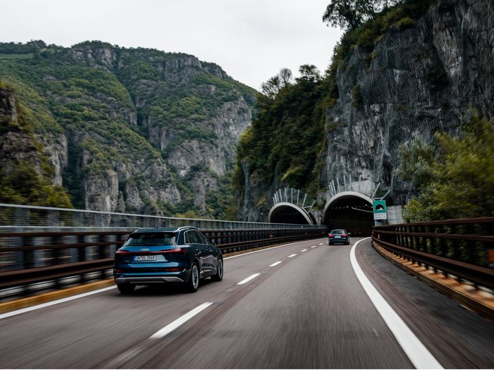 The topography of the e-tron extreme tour could have hardly been more different: Especially in the mountainous regions the drivers benefited from the car’s recuperation concept downhill and from the maximum power of up to 300 kW and 664 Nm (489.7 lb-ft) of torque on the uphill climbs.