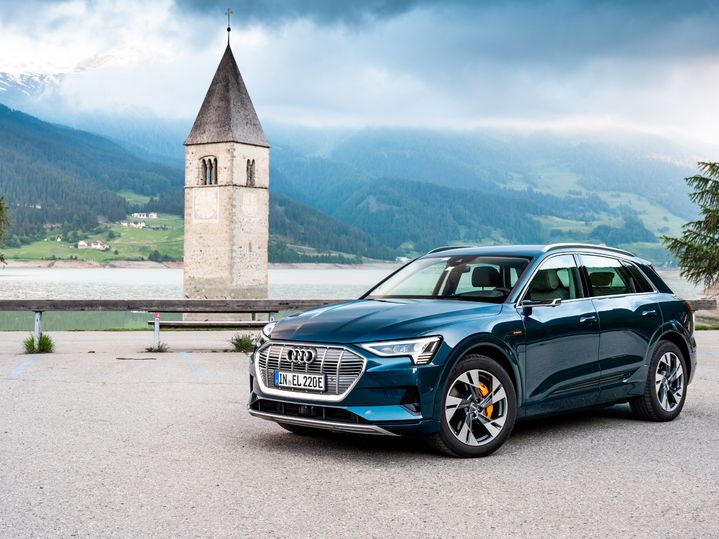 Reaching the Reschensee in South Tyrol meant driving up the steep and winding Reschenpass. The electric all-wheel drive also delivered optimum traction and dynamism.