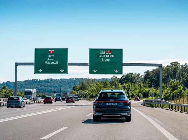 Der Audi e-tron auf Europas Straßen.