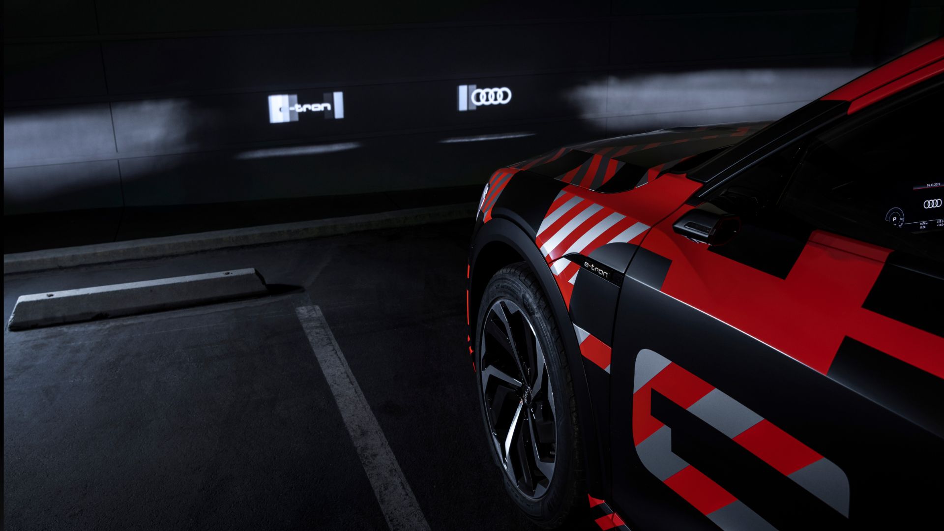 Cooler Effekt: Beim Starten und Abstellen des Autos projizieren die digitalen Matrix LED-Scheinwerfer dynamische Animationen an die Garagenwand.